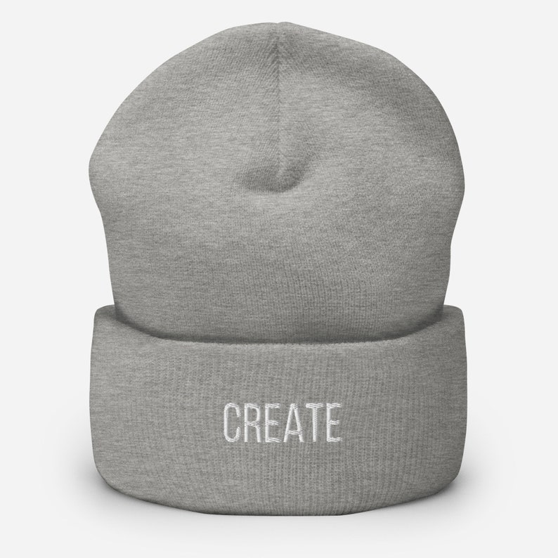 Puede incluir: Gorro gris con la palabra "CREATE" bordada en blanco en el pu&ntilde;o.