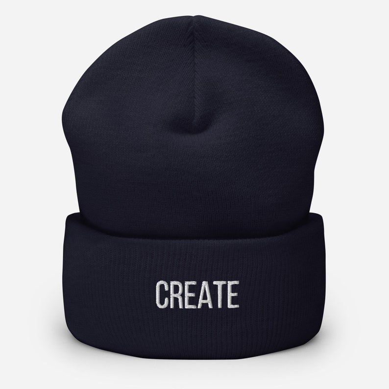 Puede incluir: Un gorro azul marino con la palabra "CREATE" bordada en blanco en la parte delantera.