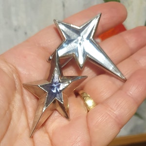 ティエリー・ミュグレーのヴィンテージ シルバーカラー ブローチ 2 個セット、ParisVintageAntique の 90 年代のミュグレーのブルーエンジェルのコレクター向けヴィンテージ ブローチ。