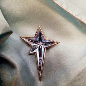 ティエリー・ミュグレーのヴィンテージ シルバーカラーのブローチ ペンダント、ParisVintageAntique の 90 年代のミュグレーのコレクター向けヴィンテージ ブローチ ブルー エンジェル。