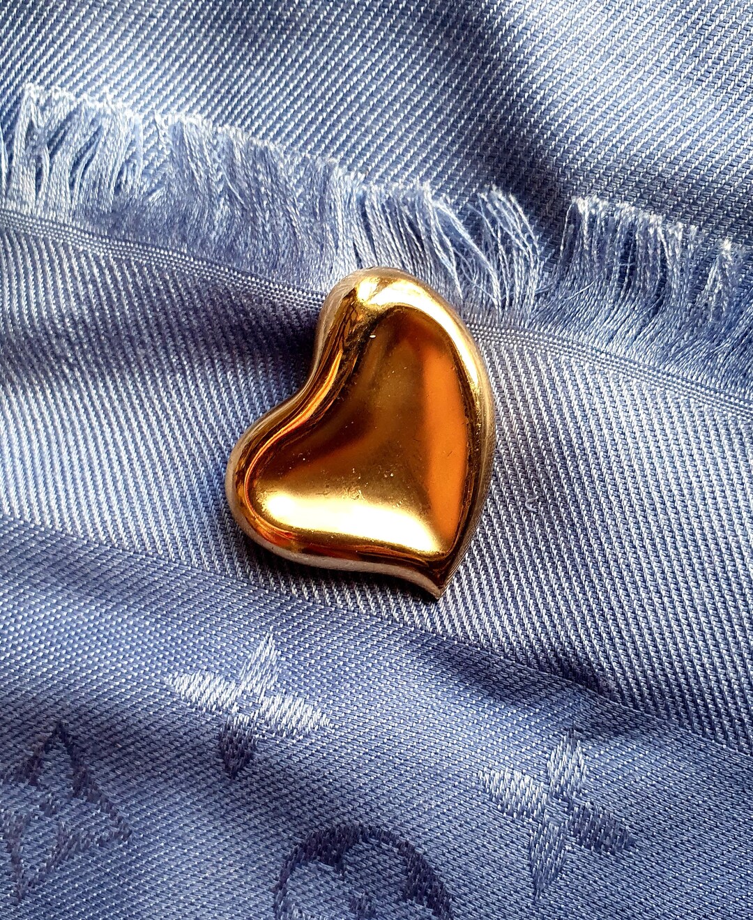 Broche vintage en forme de cœur d'Auriège : bijoux couture dorés des années 80 - France
