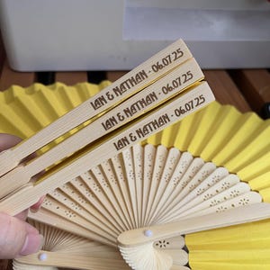 Personalisierte Hochzeitsbevorzugungen Laser gravierte Papierfächer Benutzerdefinierte Brautpartygeschenke Einzigartiges Partydekor