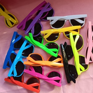 lunettes de soleil personnalisées faveurs de mariage faveurs de douche nuptiale idées de cadeaux d'équipe cadeaux en vrac pour les invités destination mariage lunettes de soleil personnalisées image 8