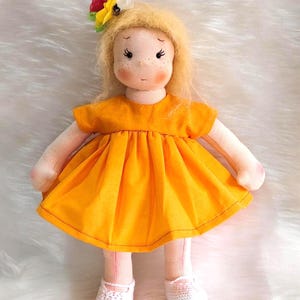 Muñeca Waldorf hecha a mano con ropa: algodón orgánico y lana, 33 cm