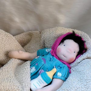 Muñeca Waldorf hecha a mano: Muñeca bebé de algodón orgánico de 38 cm con conjunto de punto