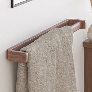 Grande 24 pol. / 60 cm / 2 pés Walnut Towel Rail | Barra de toalha de madeira feita à mão | Suporte para toalhas de madeira escura Kerf Bent | Acessórios de banheiro sólidos e elegantes