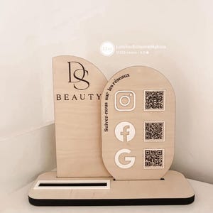 Cartello personalizzato per i social media: logo aziendale, codici QR di Instagram, Facebook e TikTok, espositore professionale per mercati, fiere e negozi.