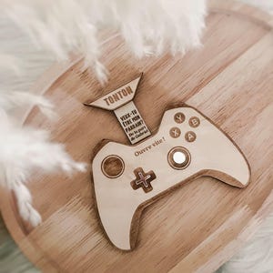 Surprise request box in the shape of a video game controller, request for godfather, godmother, uncle announcement, etc.