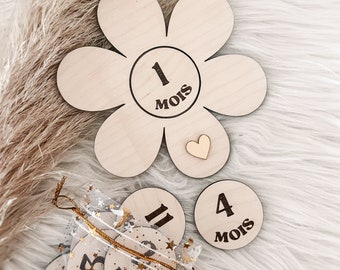 Birth milestone card in the shape of a flower, baby age card with personalized engraving