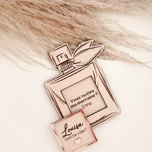 Surprise request box in the shape of a perfume, request for godmother pregnancy announcement, etc.