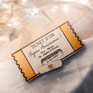 Goldenes Holzticket mit Überraschungsangebot, Überraschungsgeschenk, Geschenkgutschein, Reise, Konzert, Show, Vergnügungspark