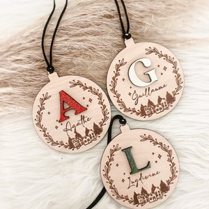 Bola navideña personalizada con nombre e inicial en relieve con purpurina dorada o plateada
