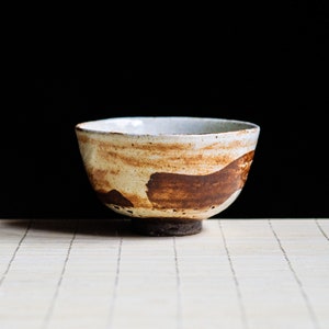 Soda fired, Traditional Guinomi teabowl with Shino glaze, Ceramic Gongfu Cup, Japanese-style handmade teacup, perfect for tea Bild 3