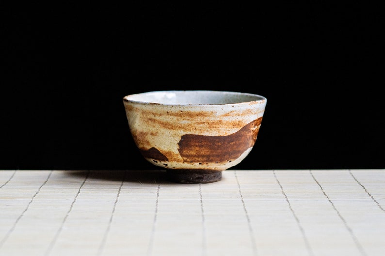 Soda fired, Traditional Guinomi teabowl with Shino glaze, Ceramic Gongfu Cup, Japanese-style handmade teacup, perfect for tea Bild 3