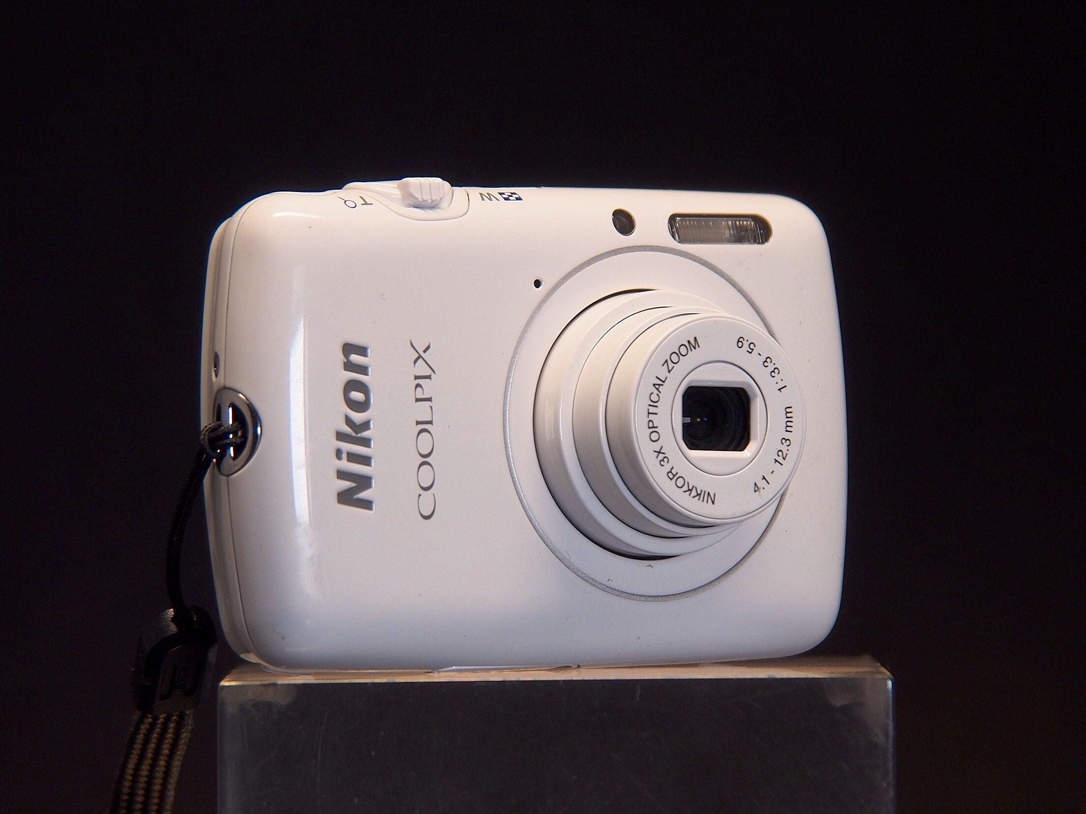 美品♪ Nikon COOLPIX S01 ホワイト　White 小型カメラ Amazon.com : Nikon COOLPIX S01 10.1 MP Digital Camera with 3x Zoom