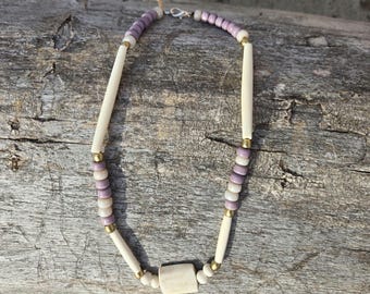 Gewei van eland, bot en paarse glaskralenketting | Handgemaakte rustieke ambachtelijke sieraden