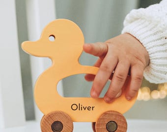 Pato de juguete de madera personalizado, regalo para niños pequeños con nombre grabado, animales sobre ruedas.