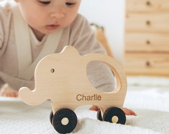 Gepersonaliseerde speelgoeddieren. Auto's voor peuters. Pasgeboren cadeau. Olifant kwekerij decor. 1e verjaardagscadeau. Houten Montessorispeelgoed. Cadeau voor kinderen.