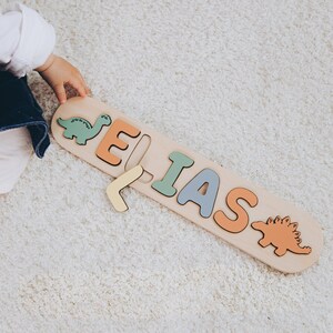 木製名前パズル パーソナライズされたベビーギフト 1歳の誕生日 男の子 恐竜 保育園 名前サイン モンテッソーリおもちゃ 1歳 カスタム ベビーシャワー 記念品