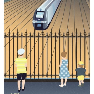 Puede incluir: Una ilustraci&oacute;n de estilo vintage de tres ni&ntilde;os mirando un tren llegar a una estaci&oacute;n. El tren es blanco y azul con una franja negra. Los ni&ntilde;os est&aacute;n de pie detr&aacute;s de una valla de metal negro. El texto "LES BATIGNOLLES" est&aacute; en la parte inferior de la imagen.