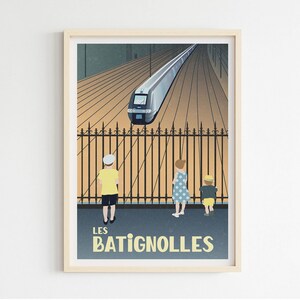 Puede incluir: Un póster de estilo vintage con un tren azul, blanco y gris que viaja a través de una valla de metal negro. El póster tiene el texto "LES BATIGNOLLES" en letras amarillas sobre un fondo azul. Tres niños están de pie detrás de la valla, mirando el tren.