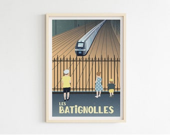 Op de afbeelding: Een vintage poster met een blauwe, witte en grijze trein die door een zwart metalen hek rijdt. De poster heeft de tekst "LES BATIGNOLLES" in gele letters op een blauwe achtergrond. Drie kinderen staan achter het hek en kijken naar de trein.
