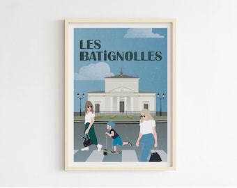 Op de afbeelding: Een poster met een blauwe lucht en witte wolken. De tekst "LES BATIGNOLLES" staat bovenaan de poster. Er is een wit gebouw op de achtergrond en drie mensen lopen over een zebrapad op de voorgrond. De persoon in het midden rijdt op een step.