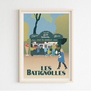 Puede incluir: Un póster enmarcado de estilo vintage que representa una escena callejera parisina. El póster muestra un puesto de comida con el texto "Les Batignolles" y "Chalet des Batignolles". Se ven personas frente al puesto y una mujer caminando en primer plano.
