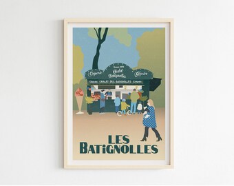 Op de afbeelding: Een ingelijste vintage poster met een Parijse straatscène. De poster toont een eetkraam met de tekst "Les Batignolles" en "Chalet des Batignolles". Mensen staan voor de kraam en een vrouw loopt op de voorgrond.
