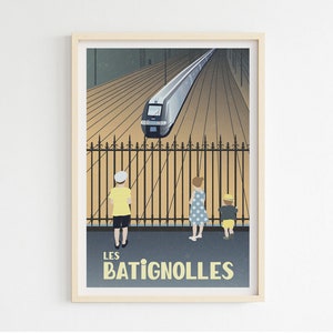Peut inclure: Une illustration encadrée d'un train arrivant en gare. Trois enfants se tiennent derrière une clôture en métal noir, regardant le train. Le texte "LES BATIGNOLLES" est imprimé en bas de l'image.