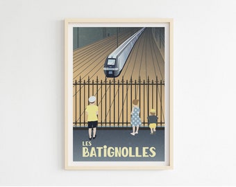Op de afbeelding: Een ingelijste illustratie van een trein die aankomt op een station. Drie kinderen staan achter een zwart metalen hek en kijken naar de trein. De tekst "LES BATIGNOLLES" staat onderaan de afbeelding.