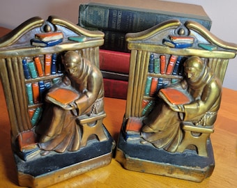 Para mosiężnych podpórek do książek z brązu Marion w bibliotece