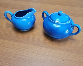 Zestaw niebieskich cukierniczek i śmietanki w stylu vintage: japońska ceramika z połowy XX wieku, niebieskie szkliwo