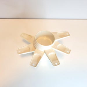 Set di sei misurini Tupperware vintage, bianchi, impilabili, per cucina e pasticceria, completo, da collezione, prodotto negli Stati Uniti.