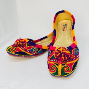 Blu Pakistano Indiano Khussa Tradizionale Donna Scarpa Jutti Ricamo Casual Fancywear Fatto a mano Scarpe Calzature donna Scarpe senza lacci Jutti e Mojari 