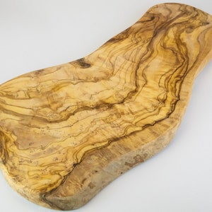 Large and rustic cutting board made of olive wood in length 40-45 cm