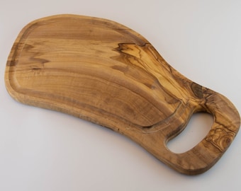 Rustieke serveerplank met sapgootje en handvat met gat | Unieke snijplank van olijfhout, diverse maten | Natuurlijk gevormde steakplank | Cadeau voor een housewarming