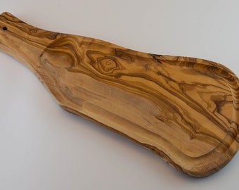 Serveerplank van olijfhout met handvat | Rustieke snijplank van massief hout | Houten tapasplank met natuurlijke rand | Cadeau voor een bruiloft of housewarming