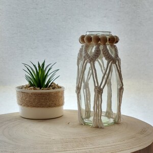 Bring a piece of boho into your living room: macrame vase with wooden beads