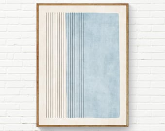 Op de afbeelding: Een rechthoekige wandkunstprint in een houten lijst met een verticale compositie. Het ontwerp bevat een reeks dunne, donkere verticale lijnen aan de linkerkant en een solide, getextureerd lichtblauw blok aan de rechterkant, alles tegen een crèmekleurige achtergrond.