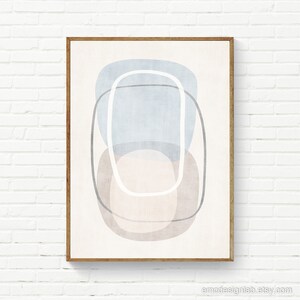 Op de afbeelding: Abstracte kunstprint met overlappende cirkels in tinten blauw, bruin en beige. De cirkels zijn omlijnd in zwart en wit.
