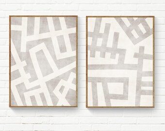 Pode incluir: Dois quadros retangulares de arte de parede em molduras de madeira com um padrão geométrico de linhas cinza-claras que se cruzam sobre um fundo branco off-white. O design abstrato consiste em várias linhas retas e ângulos.