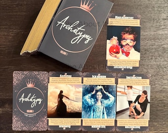 Puede incluir: Un mazo de cartas Archetypes Volume 1 con bordes dorados y una caja gris oscuro con un logotipo de corona. El set incluye cartas individuales etiquetadas como Mad Scientist, Samurai, Ice Queen e Instructor, cada una con texto descriptivo.
