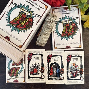 Könnte beinhalten: Ein Tarotkartenspiel und ein Set mit einem Sneaker-Design. Die Box und das Handbuch zeigen rote, gelbe und schwarze Sneaker. Die Karten haben Illustrationen und Text, darunter "Nine of Swords" und "Three of Cups."