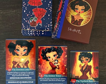 Könnte beinhalten: Ein Boop-Ology Kartendeck mit Schachtel und drei illustrierten Karten. Die Schachtel zeigt eine Zeichentrickfigur sowie den Text Boop-Ology und Vibe About It. Die Karten zeigen eine Figur mit schwarzen Haaren, betitelt als The Unwritten Letter, The Smitten Kitten und The Paycheck Blues.