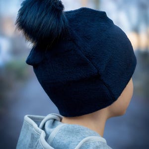 Rückansicht einer selbstgenähten dunkelblauen Jersey-Mütze mit Teilungsnähten am Oberkopf – Nähbeispiel zum Head Warmer PDF Schnittmuster.