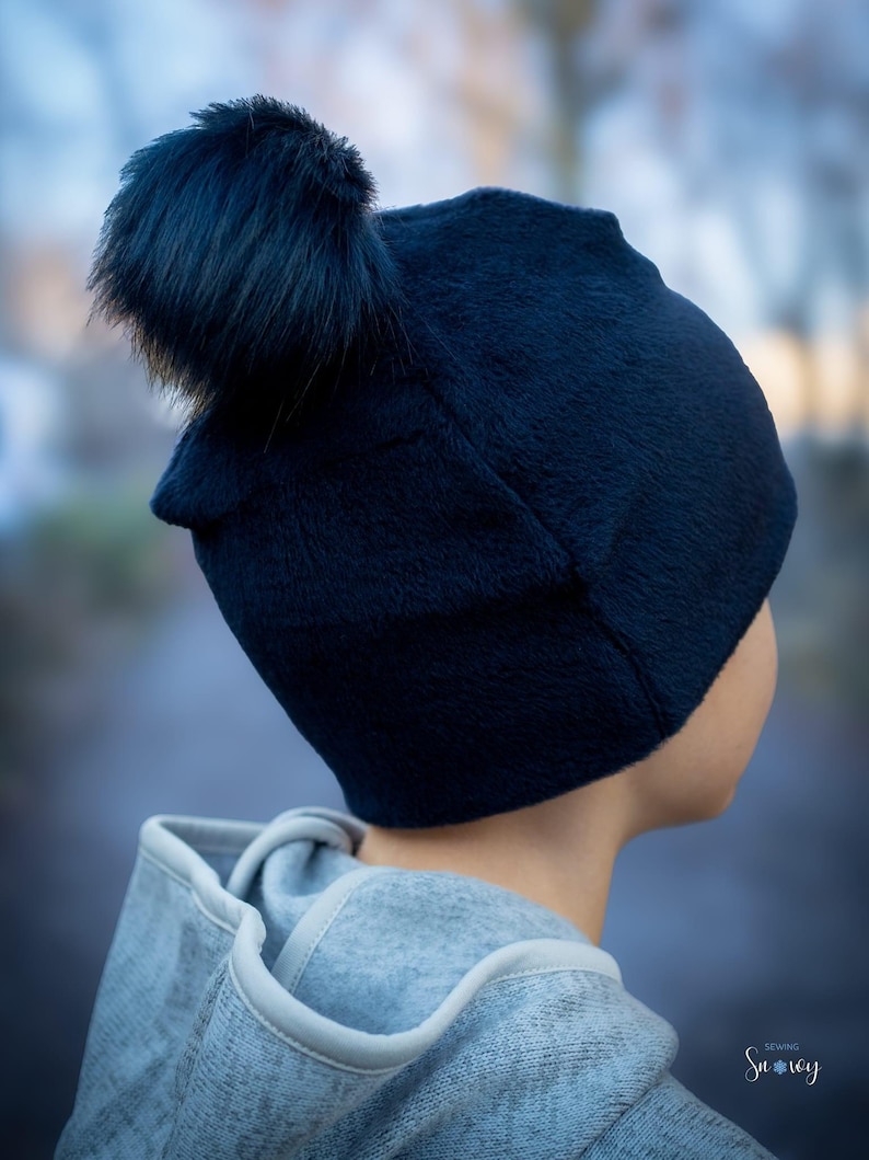 Rückansicht einer selbstgenähten dunkelblauen Jersey-Mütze mit Teilungsnähten am Oberkopf – Nähbeispiel zum Head Warmer PDF Schnittmuster.