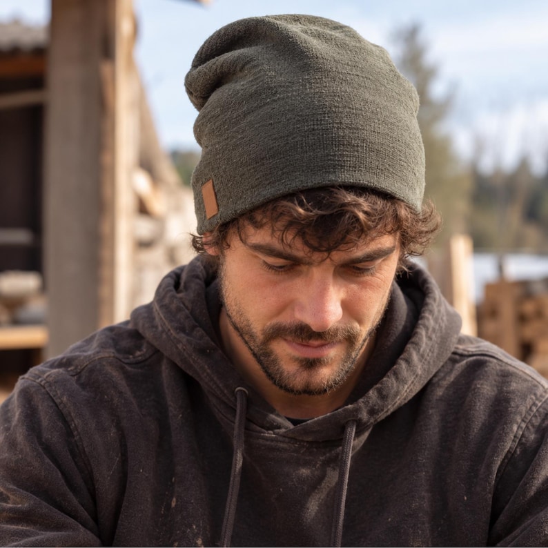 Mann mit selbstgenähter dunkler Jersey-Mütze – Head Warmer Schnittmuster für Erwachsene, schlichtes Mützen-Schnittmuster als PDF zum Selbernähen