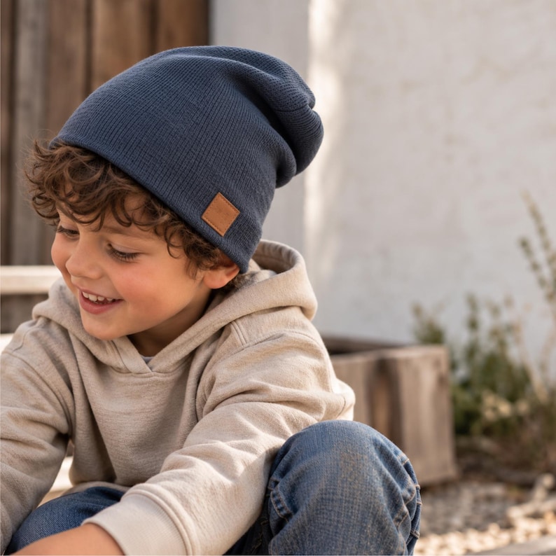 Junge mit selbstgenähter blauer Jersey-Mütze – Beispiel für das Head Warmer PDF Schnittmuster für Kinder, einfache Mütze ohne Umschlag zum Selbernähen
