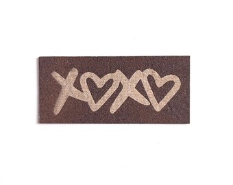 1 faux leather label "xoxo"